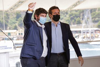 El presidente del PP, Pablo Casado, y el jefe del Ejecutivo murciano, Fernando López Miras, durante un acto de partido con alcaldes de varias ciudades españolas en Cartagena.