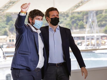 El presidente del PP, Pablo Casado, y el jefe del Ejecutivo murciano, Fernando López Miras, durante un acto de partido con alcaldes de varias ciudades españolas en Cartagena.