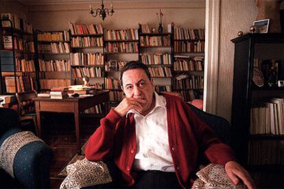 El poeta Claudio Rodríguez (1934-1999), en su casa de Madrid.