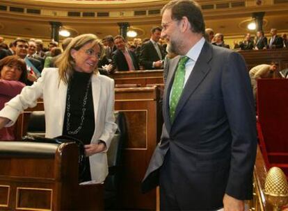 La ministra de Vivienda en funciones, Carme Chacón, charla con Rajoy en el hemiciclo.
