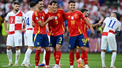 Mikel Merino, Robin Le Normand y Martín Zubimendi celebran un gol en el partido ante Croacia el día 15.