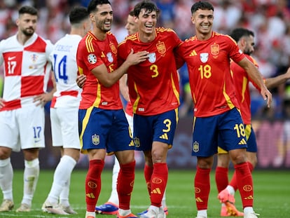 Mikel Merino, Robin Le Normand y Martín Zubimendi celebran un gol en el partido ante Croacia el día 15.