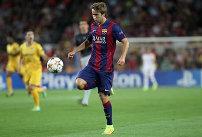 Sergi Samper controla el balón.