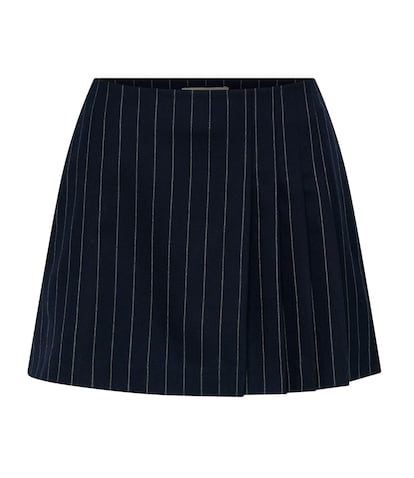 Nicholas propone llevar la minifalda-vaquera a la oficina con este diseño de raya diplomática que, incluso, tiene su chaqueta sastre a juego para conseguir el look de ejecutiva perfecto para el verano. (Antes 522 euros, ahora 138 euros).