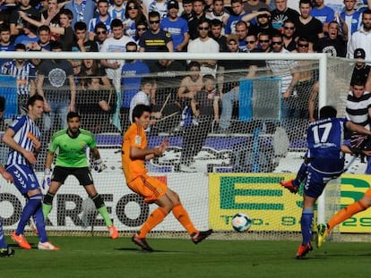 Medina dispara contra la puerta del Real Madrid