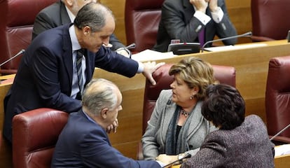 Milagrosa Mart&iacute;nez, con Francisco Camps y Rafael Blasco en un pleno de las Cortes Valencianas.