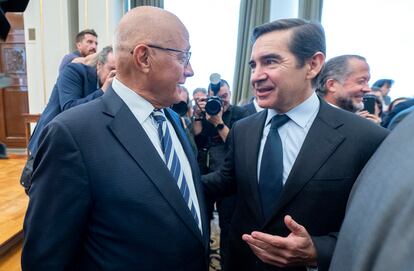 El presidente del Banco Sabadell, Josep Oliu, conversa con el del BBVA, Carlos Torres.