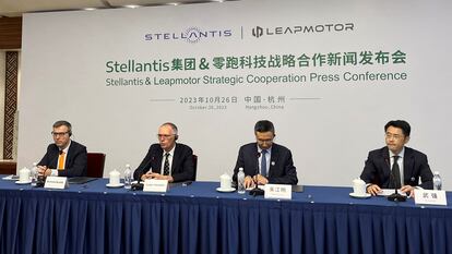 Carlos Tavares, jefe de Stellantis (segundo por la izquierda), y su homólogo de Leapmotor Zhu Jiangming (segundo por la derecha), el jueves en Hangzhou (Zhejiang, China).
