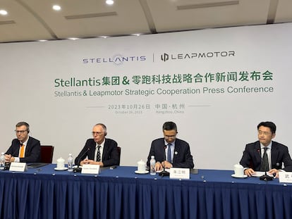 El Consejero Delegado de Stellantis, Carlos Tavares, y el Consejero Delegado de Leapmotor, Zhu Jiangming, asisten a una rueda de prensa en Hangzhou, provincia de Zhejiang,