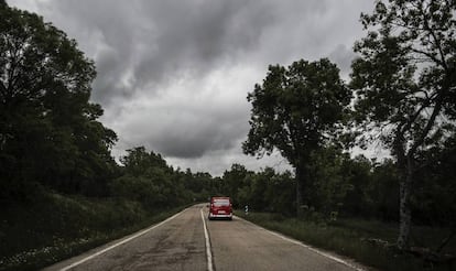 La furgoneta de la Cruz Roja, internándose en la Sierra Norte.