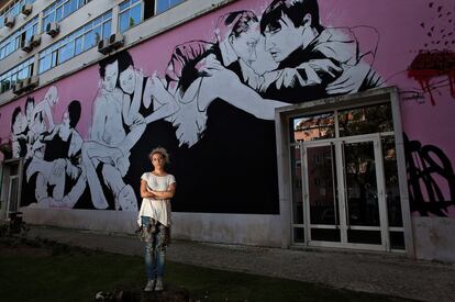 <p><b>Tamara Alves</b></p><p>Más de 200 metros cuadrados de pared para ella sola. La firma de Tamara Alves (1983) se ve en este gran mural público. El reto era ilustrar la Revolución del 25 de Abril en su 40º aniversario. “Pensé en mí, en mis amistades, en mis familiares, y lo que me sugirió fue la fraternidad, aquel espíritu solidario, y quise recuperar ese sentimiento”.</p><p>Hombres y mujeres se abrazan en siluetas en negro y blanco sobre fondo rosa. “Quise darle continuidad a los colores de las fachadas de alrededor”. Tamara Alves es licenciada en Artes Plásticas y Arte Contemporáneo. En la escuela aprendió el arte urbano, que practica desde hace seis años. “Siempre sentí la necesidad de comunicarme con el público y no hay mayor proximidad que la que da la calle”.</p><p> Sus obras están en Nueva York y París, aunque en en esos lugares “ha sido destruida”, hecho que ella lamenta. “Hay siempre una mezcla de sentimientos cuando se elimina un mural. Por un lado te fastidia que desaparezca lo que has hecho, pero por otro entiendes que es parte del arte urbano. Yo siempre lo comparo con la destrucción del castillo en la arena. Lo más divertido es romperlo cuando lo has acabado”.</p>