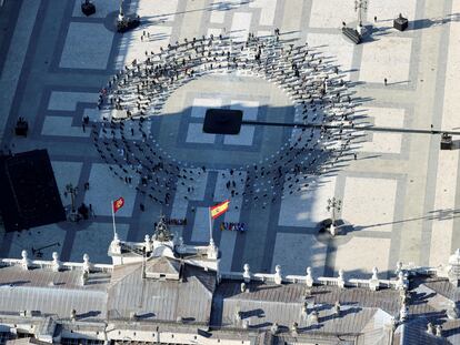 Vista general desde el helicóptero de la Policía Nacional durante el homenaje de Estado a las víctimas del coronavirus.