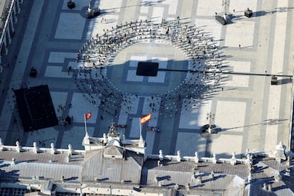 Vista general desde el helicóptero de la Policía Nacional durante el homenaje de Estado a las víctimas del coronavirus.