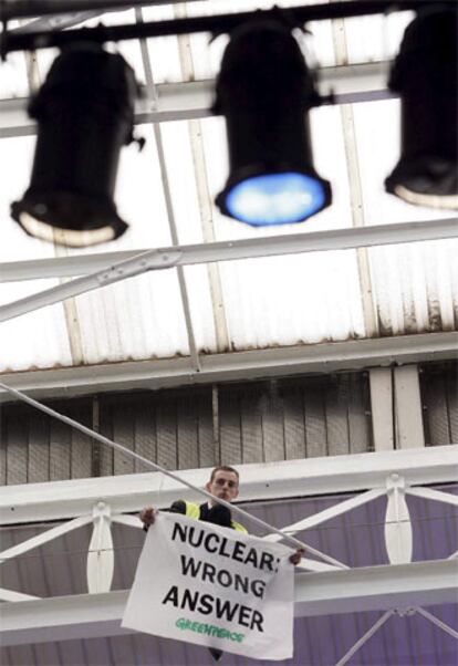 Un manifestante de Greenpeace se encarama al tejado del centro de conferencias donde Blair ha pronunciado un discurso a favor de la inversión en energía nuclear.