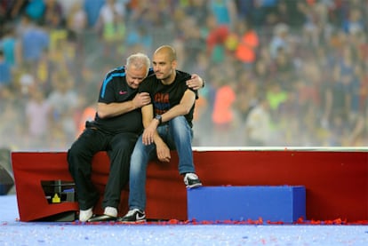 Naval, delegado del Barcelona, abraza a Guardiola en la celebración de la Champions ante el camp Nou.