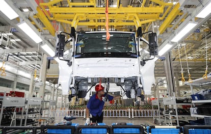 Un empleado trabaja en una línea de producción de vehículos en una fábrica de BYD en Huaian, Jiangsu (China), en agosto 2024.