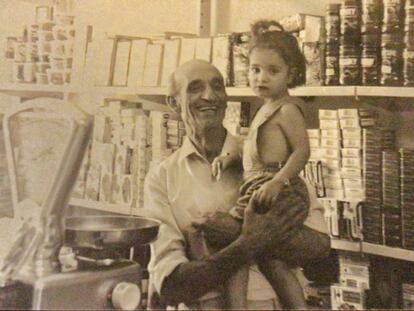 Agustín Aragonés con una de sus nietas, en 1987.