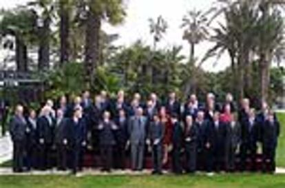 &#39;Foto de familia&#39; de los presidentes de la UE y los 13 candidatos, en la cumbre de Barcelona.