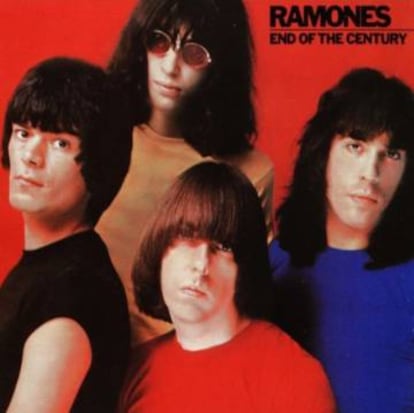 Portada de 'End of the century', el disco que cumple ahora 40 años. Por primera vez los Ramones no posaban en una portada con sus vaqueros raídos y sus cazadoras de cuero.