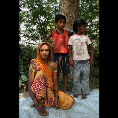 Hace tres años, Kamali Devi Paswan fue a uno de los campamentos médicos que el gobierno nepalí monta cerca de los pueblos una vez al año para operar a mujeres que tienen prolapso uterino. Allí le dijeron que tenía que somerterse a cirugía, pero no se la realizaron. Su marido le ha prometido que, cuando consiga un trabajo en India, le pagará la operación en una clínica privada. Pero Kamali Devi cree que tiene otros motivos: "Él quiere tener un hijo más". Ya tienen tres (de siete meses, nueve y diez años) y antes habían tenido otros dos, que fallecieron. "Iré en contra de mi marido la próxima vez que venga el campamento. Sé que me pegará, pero tengo mucho dolor", dice atrevida. La imposibilidad de poder curarse y la falta de apoyo provoca, según los expertos, importantes problemas psicológicos en estas mujeres. El 80% de las que sufren prolapso dicen no tener ninguna esperanza en la vida, revela una encuesta del UNFPA. Para descargar la rabia y soledad que dice sentir Kamali Devi, cree que ella y otras mujeres en su situación necesitan más apoyo. "Consejeras con las que podamos hablar claramente". ONG nepalíes como WOREC o el CAED forman a féminas locales para que escuchen y aconsejen en materia de salud y derechos.