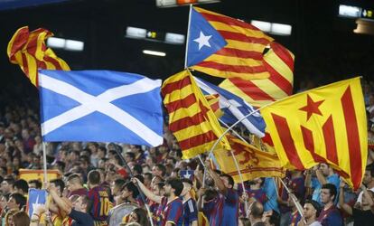 Banderas escocesas y 'esteladas', en el partido de ayer en el Camp No