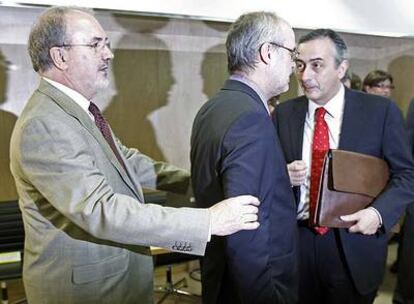 Solbes, con el consejero catalán Antoni Castells y el secretario de Estado de Hacienda, Carlos Ocaña.