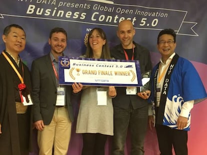 El equipo de Social Coin recoge el premio de NTTData en Tokio. Iv&aacute;n Caballero, CEO de la compa&ntilde;&iacute;a, es el segundo por la izquierda.