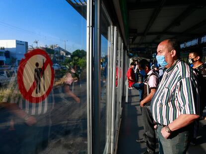 Personas esperan el autobús en Guadalajara, México.