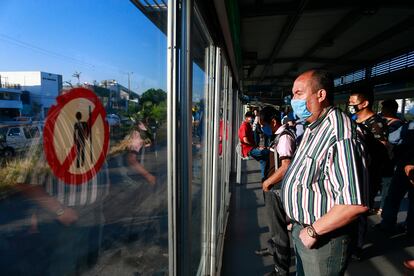 Personas esperan el autobús en Guadalajara, México.