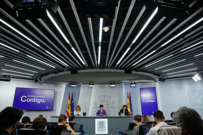 La vicepresidenta segunda y ministra de Trabajo y Economía Social, Yolanda Díaz, la ministra de Política Territorial y portavoz del Gobierno, Isabel Rodríguez, y la ministra de Sanidad, Carolina Darias, durante la rueda de prensa ofrecida tras la reunión del Consejo de Ministros de este martes.