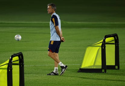 Luis Enrique, durante el entrenamiento de la selección, el viernes en Doha (Qatar).