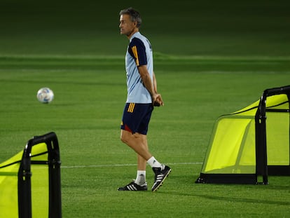 Luis Enrique, durante el entrenamiento de la selección, el viernes en Doha (Qatar).