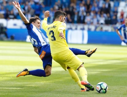 Bojan realiza una entrada a &Aacute;lvaro Gonz&aacute;lez.