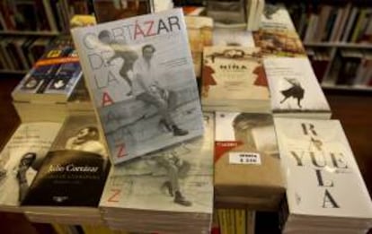 Vista de varios ejemplares de algunos de los libros del escritor argentino Julio Cortazar en una librería de Buenos Aires. EFE/Archivo