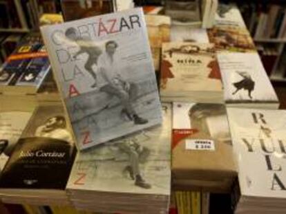 Vista de varios ejemplares de algunos de los libros del escritor argentino Julio Cortazar en una librería de Buenos Aires. EFE/Archivo
