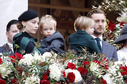 Pierre Casiraghi y su esposa Beatrice Borromeo, en el balcón de palacio con sus hijos Francesco y Stefano.