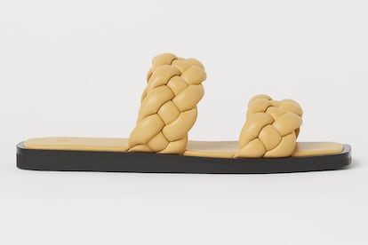 El acabado trenzado popularizado por Bottega Beneta inunda los accesorios esta temporada. Buena prueba son estas sandalias de H&M.