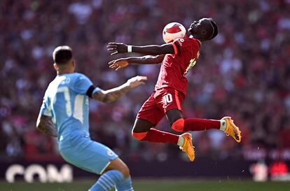 Mané, del Liverpool, controla el balón ante Cancelo, del Manchester City.