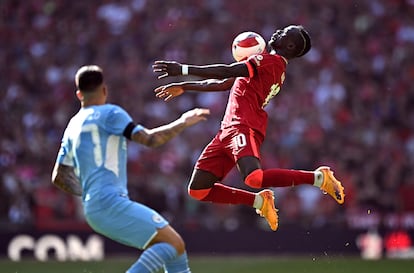 Mané controla un balón ante Cancelo.