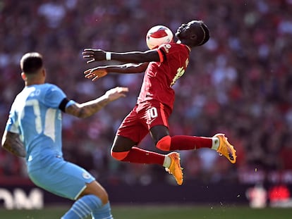 Mané, del Liverpool, controla el balón ante Cancelo, del Manchester City.