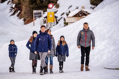 La familia danesa durante un paseo por Verbier.