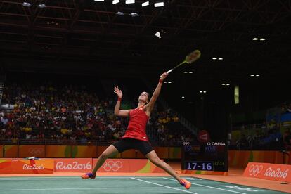 La española Carolina Marín en acción durante la semifinal de bádminton contra Xuerui Li (China).