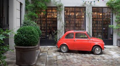 Fachada de la tienda de moda y dise&ntilde;o Merci de Par&iacute;s en 2011, con un Fiat 500 en la entrada.