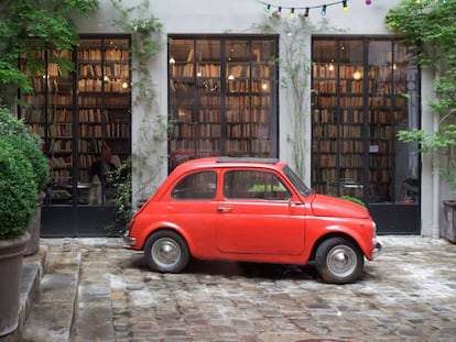 Fachada de la tienda de moda y dise&ntilde;o Merci de Par&iacute;s en 2011, con un Fiat 500 en la entrada.