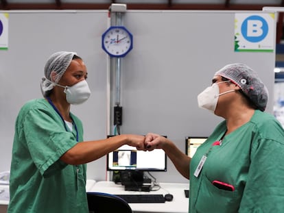 Las enfermeras celebran el año nuevo con un saludo en un hospital en Brasil.