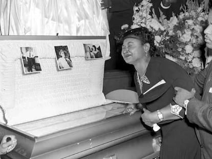 La madre de Emmett Till, en el funeral por la muerte de su hijo, celebrado en Chicago en 1955.