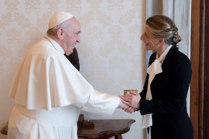 El Papa recibe a la vicepresidenta segunda y ministra de Trabajo, Yolanda Díaz, el pasado 11 de diciembre en el Vaticano.