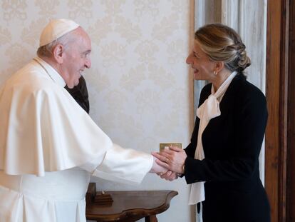 El Papa recibe a la vicepresidenta segunda y ministra de Trabajo, Yolanda Díaz, el pasado 11 de diciembre en el Vaticano.