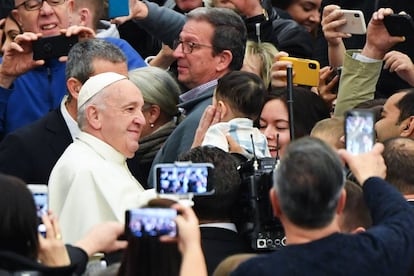 Si alguien es un 'influencer', es él: el papa Francisco rodeado de fieles que le hacen fotos en una audiencia en el Vaticano el pasado 8 de enero de 2020.