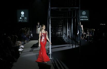 En cuanto a los materiales, encaje y gasa dévoré con terciopelo, bordados sutiles en forma de gotas doradas y plateadas, plumas y flores de strass. 